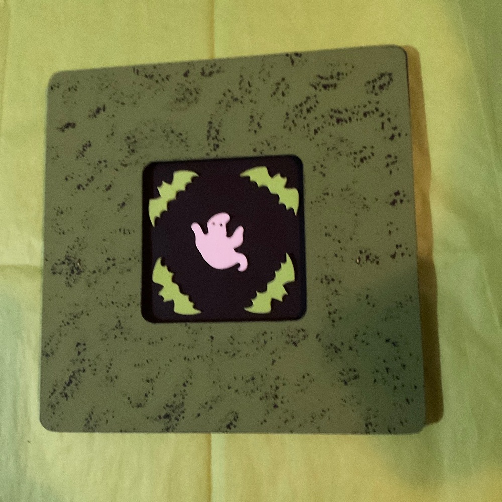 An 8x8” Halloween plaque.  H111
